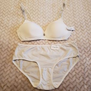 New!
Vanity Fair Bra and Panty Set